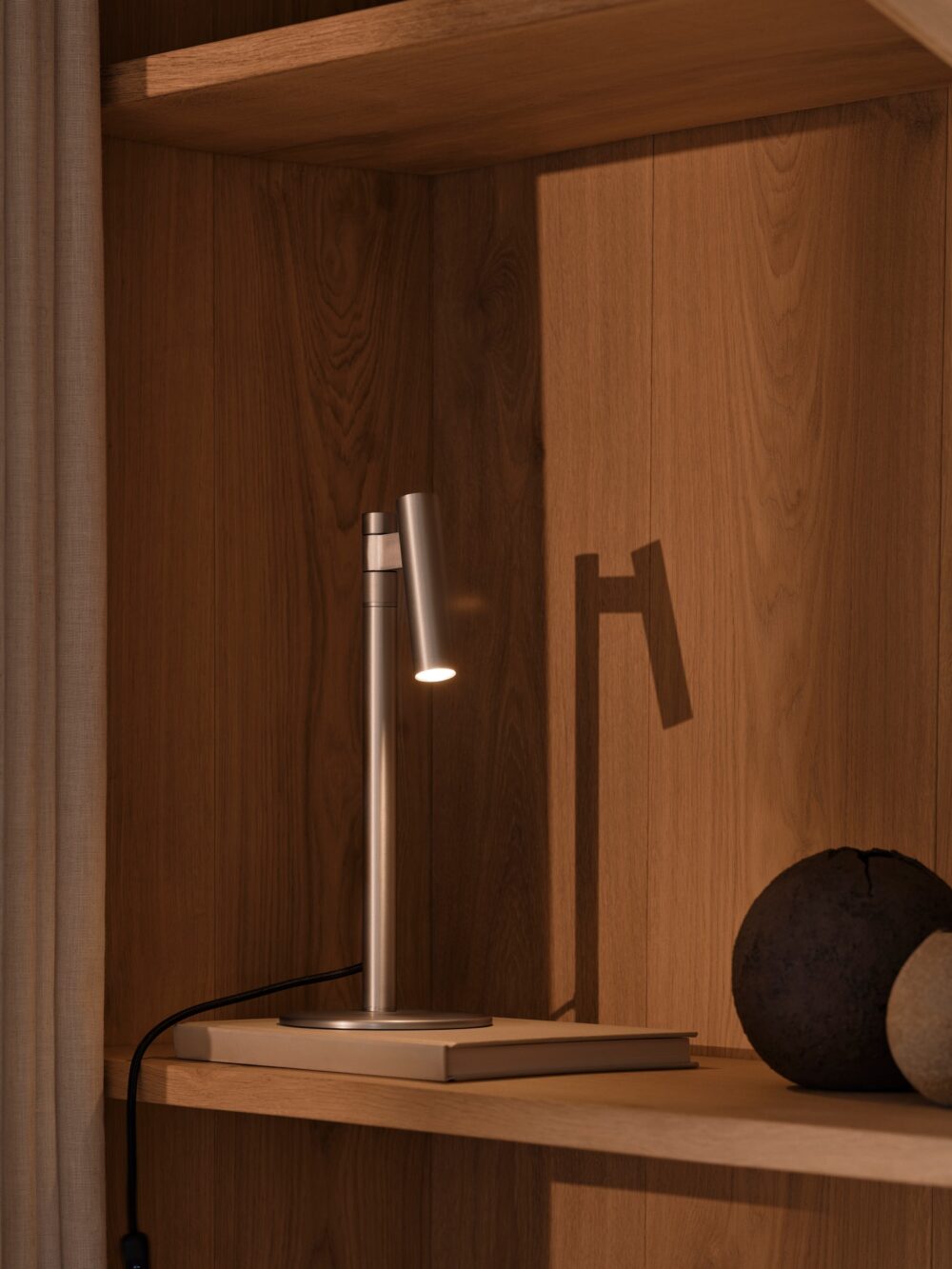 Makoto | Table lamp | Satin chrome