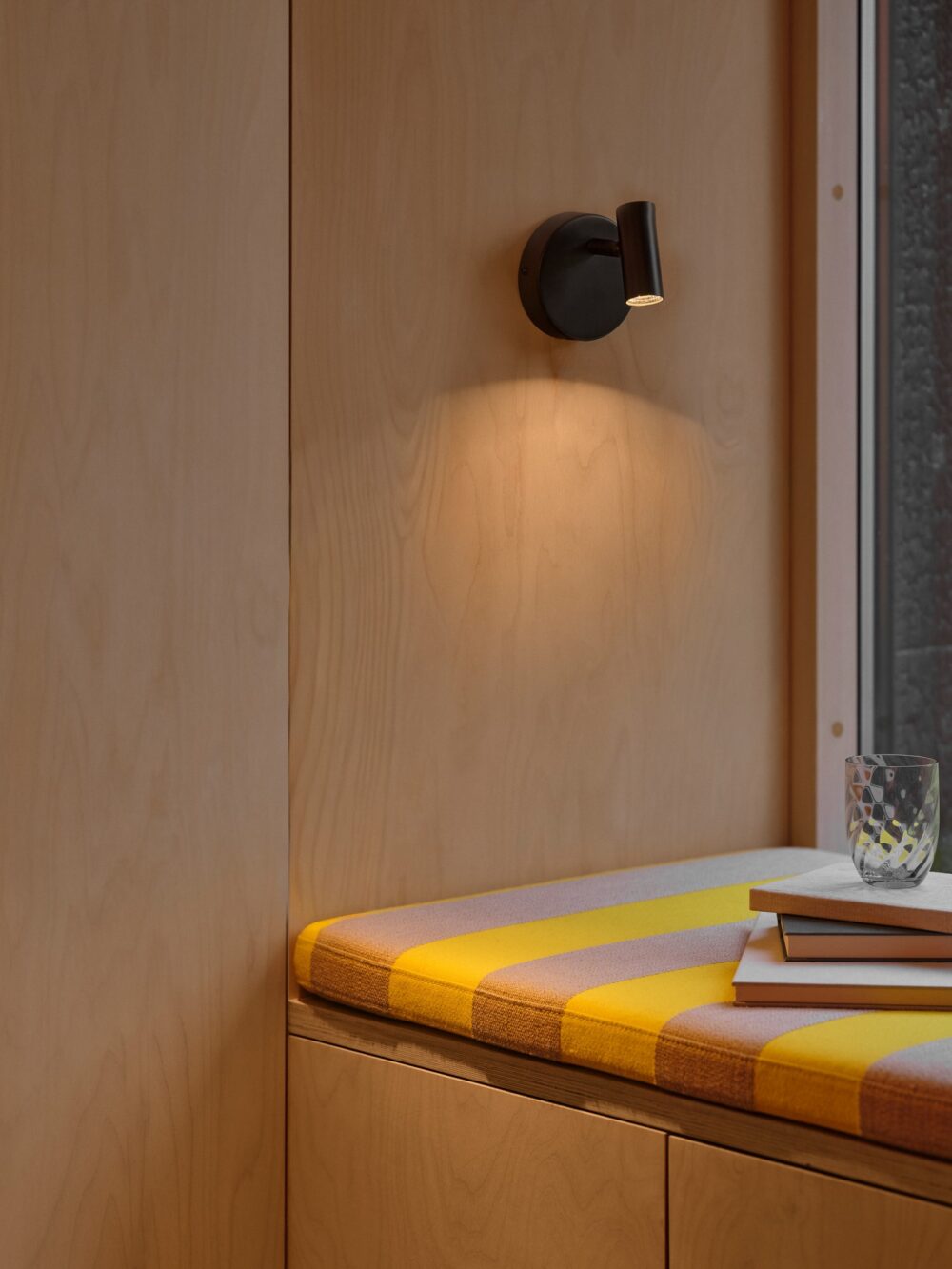 Omari Round | Wall light | Black